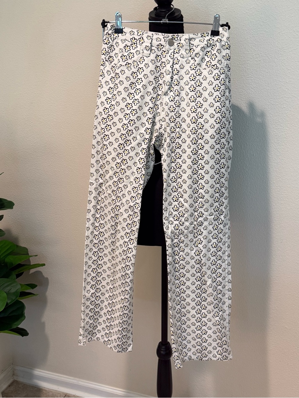 White Daisy Print Pants Size XS (fit like 25/26)